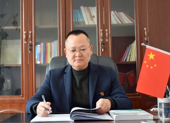 1.馮再軍在工作中(侯云飛 供圖).jpg